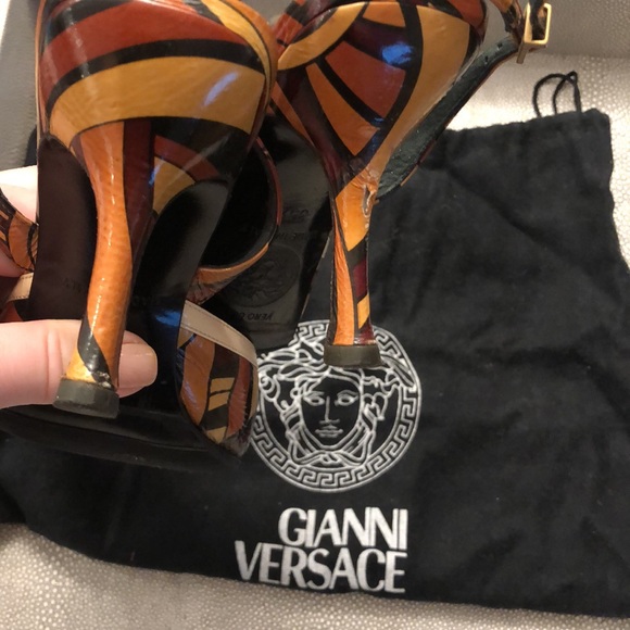 Vintage GIANNI VERSACE Slingback Heels Geometrical Sandal Size 35.5, 3” heel - Picture 7 of 8